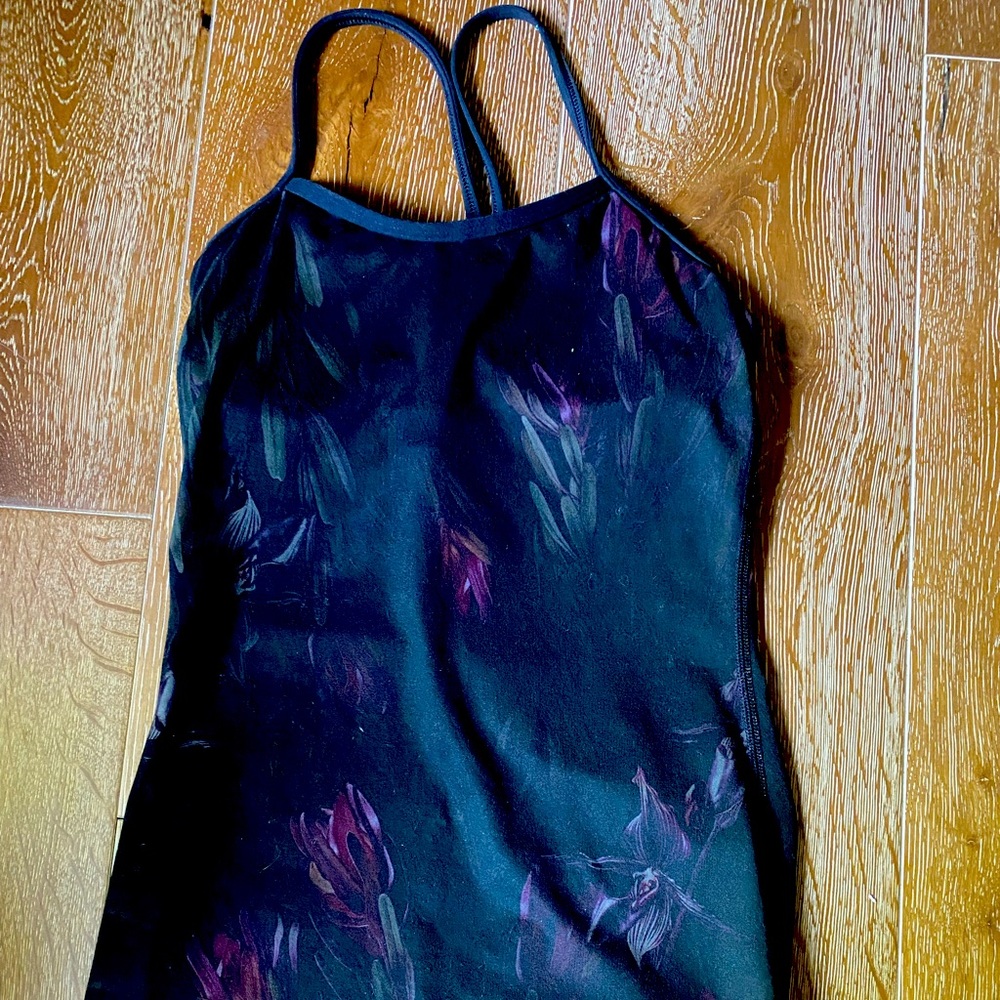 Lulu lemon top small. EUC. Too small for me. So I did not wear.